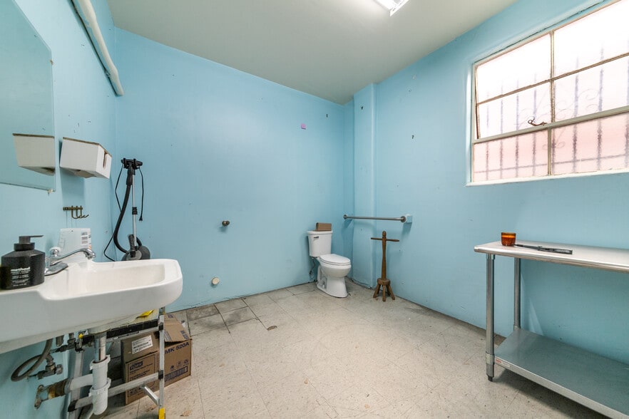 More Photos Of 3040 Rosslyn St, Los Angeles Warehouse For Lease