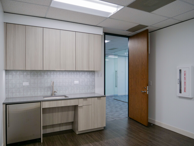 More Photos Of 15400 Knoll Trail Dr, Dallas Office For Sale
