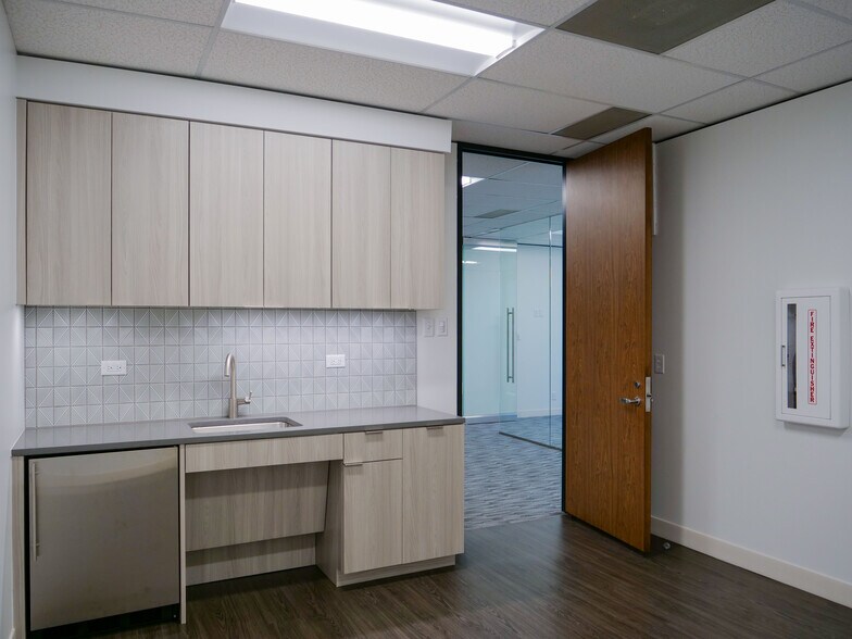 More Photos Of 15400 Knoll Trail Dr, Dallas Office For Lease
