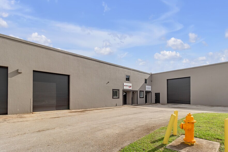 More Photos Of 14000-14048 SW 140th St, Miami Warehouse For Lease