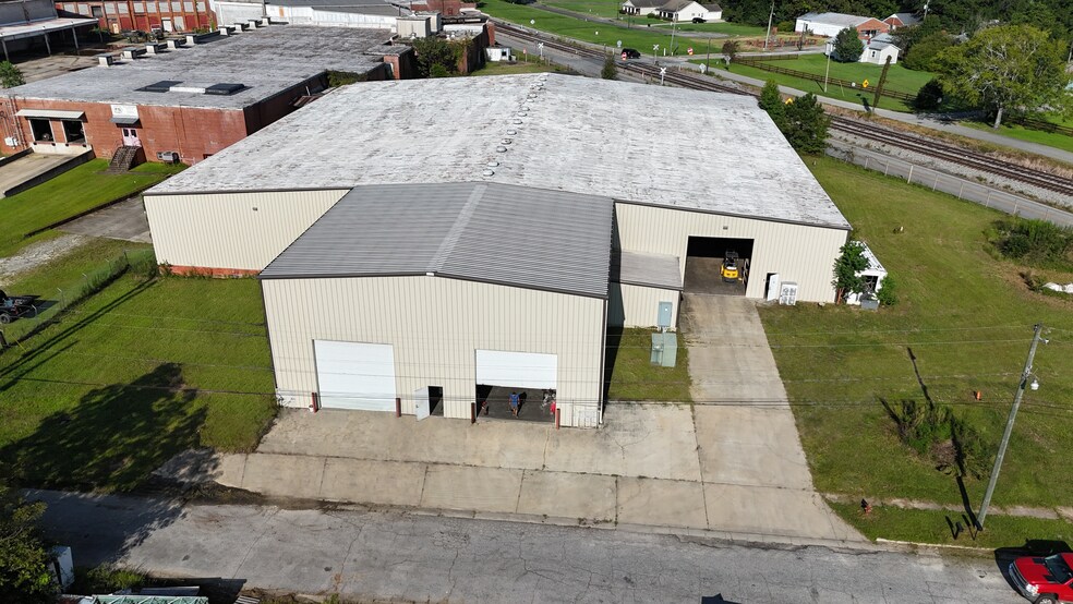 More Photos Of 308 Rogers St, Barnesville Warehouse For Lease