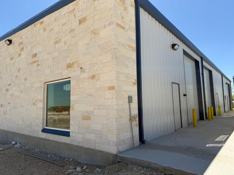More Photos Of 8081 Old Bastrop Rd, New Braunfels Unknown For Lease