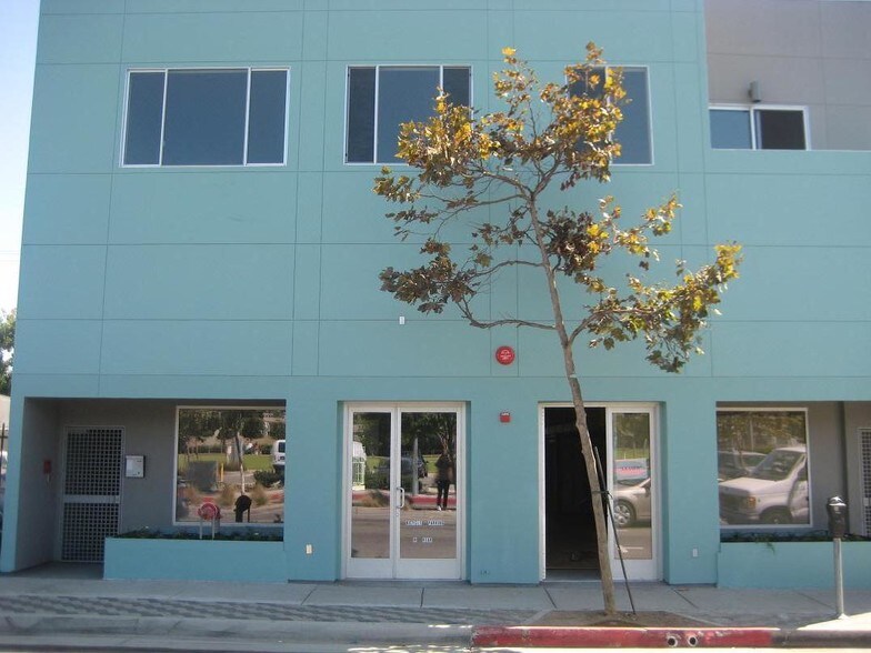 More Photos Of 2222 Pico Blvd, Santa Monica Storefront Retail Office For Lease
