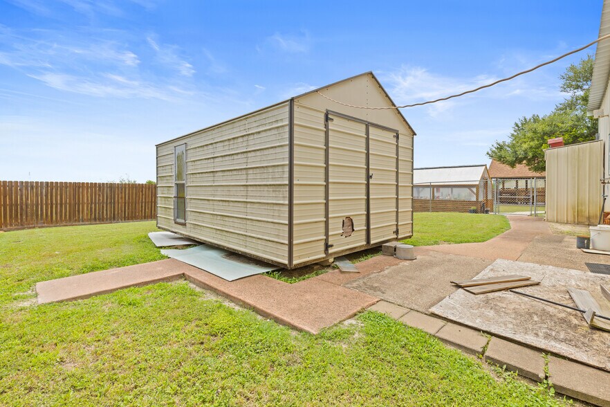 More Photos Of 414 County Road 437, Eddy Service For Sale
