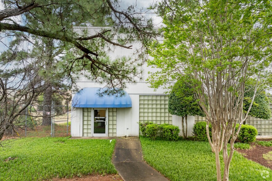 More Photos Of 4140 BF Goodrich, Memphis Distribution For Lease