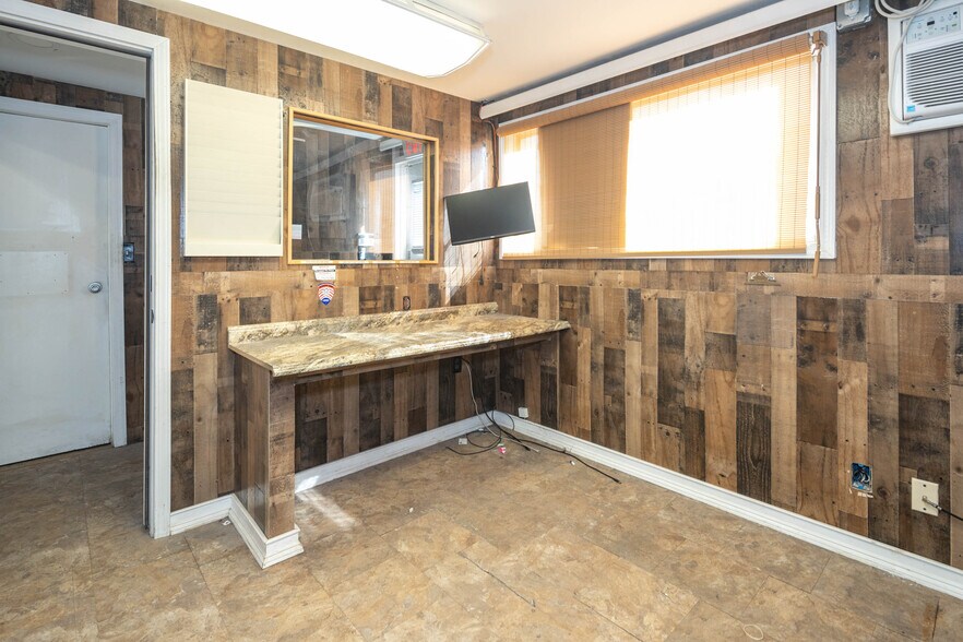 More Photos Of 12 Jansen Ave, Woodbridge Warehouse For Sale