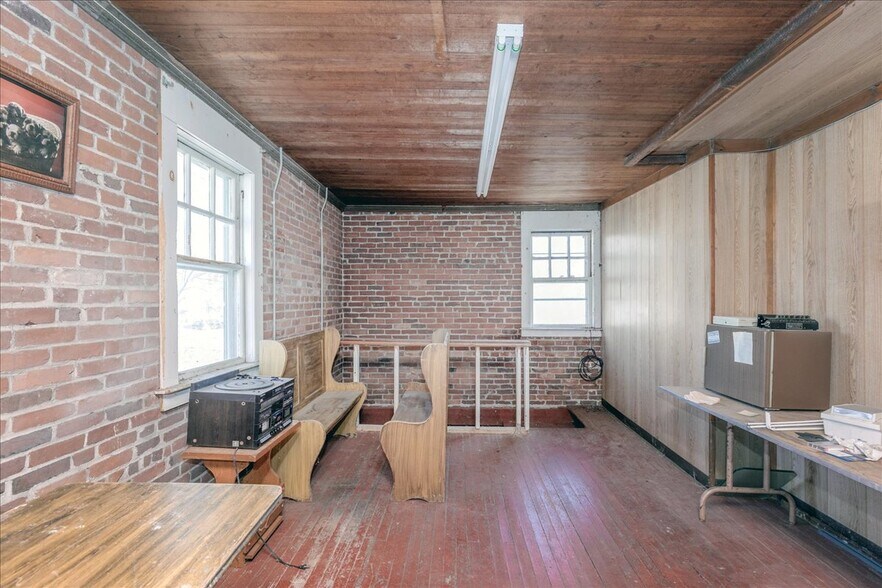 More Photos Of 21 Jackson St, Methuen Veterinarian Kennel For Sale