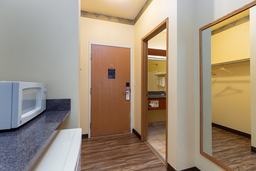 More Photos Of 550 SE Highway 101, Lincoln City Hotel For Sale