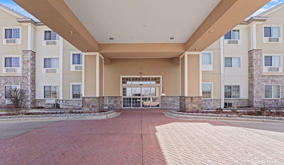 More Photos Of 725 Paradise Ln, Johnson Creek Hotel For Sale