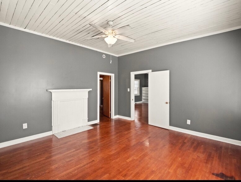 More Photos Of 615 E Main St, Scottsville Office For Sale