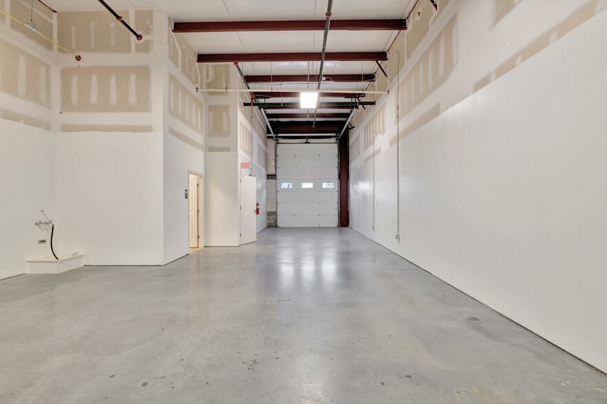 More Photos Of 400 Carson Dr, Bear Light Distribution For Lease