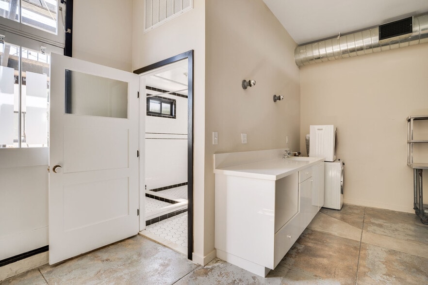 More Photos Of 6012 York Blvd, Los Angeles Office For Lease