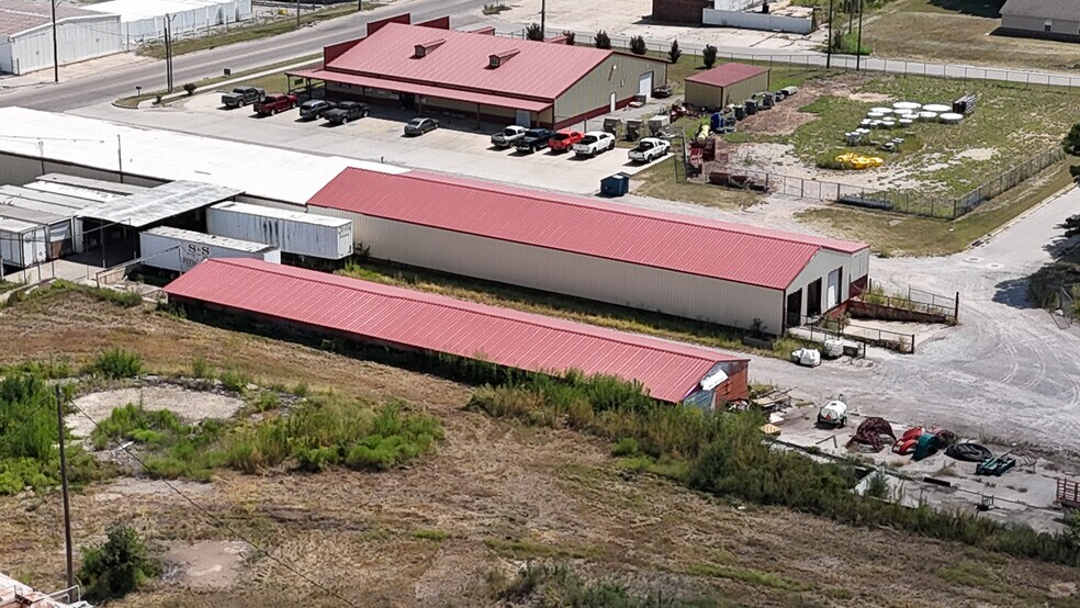 More Photos Of 302 S Beard Ave, Shawnee Freestanding For Sale