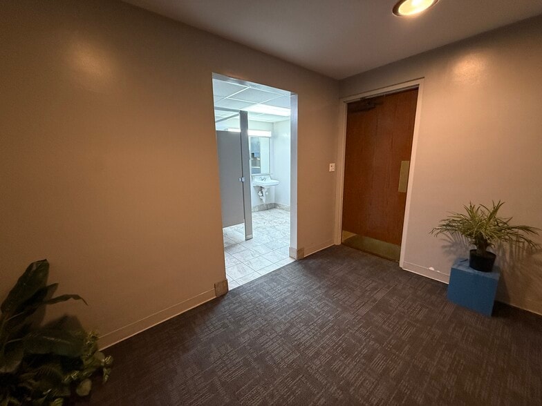 More Photos Of 706 N Main St, Rockford Medical For Lease
