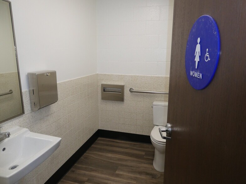 More Photos Of 3500 N San Fernando Blvd, Burbank Flex For Lease