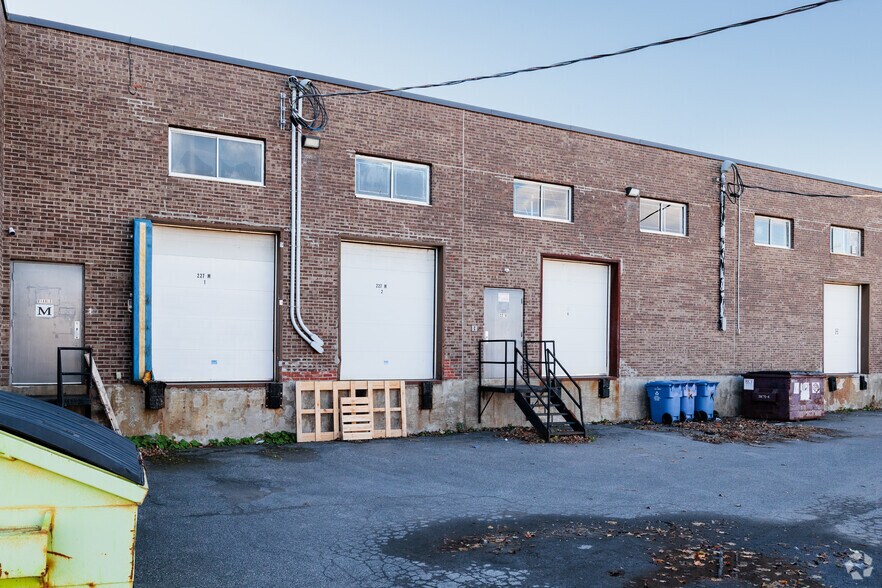More Photos Of 227 Boul Brunswick, Pointe-claire Warehouse For Lease