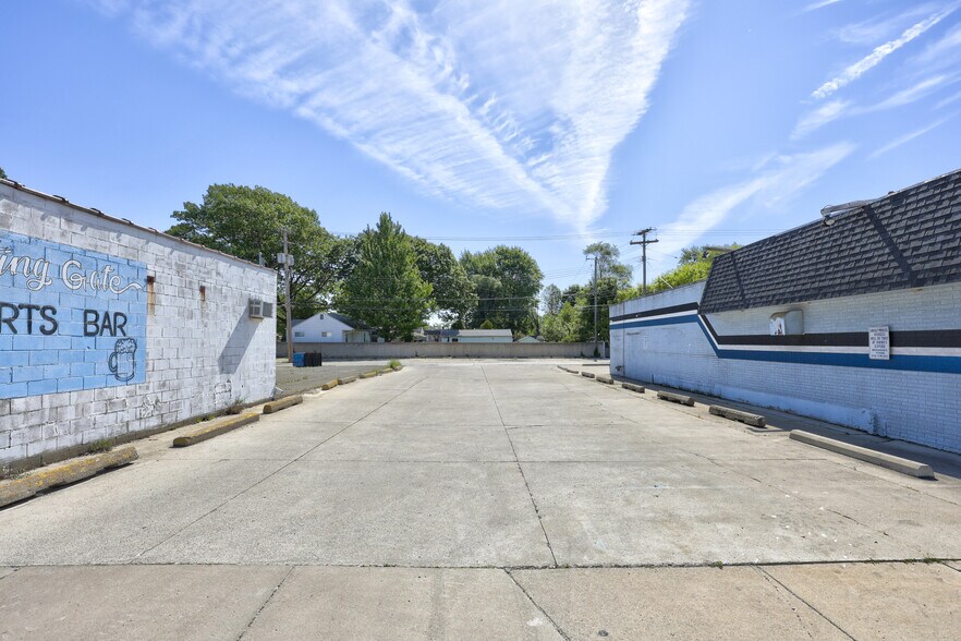 More Photos Of 24354 John R Rd, Hazel Park Flex For Lease