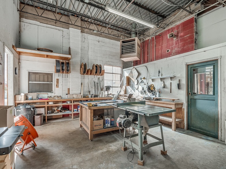 More Photos Of 3730-3732 N MacArthur Blvd, Warr Acres Showroom For Lease