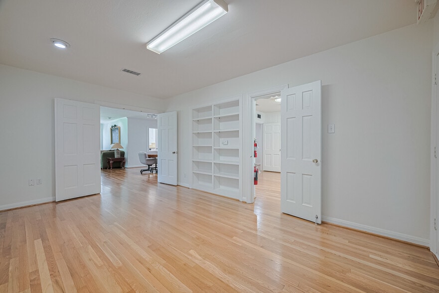 More Photos Of 826 Heights Blvd, Houston Office Residential For Sale