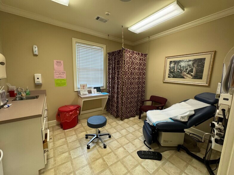 More Photos Of 1001 Fernwood Dr, Milledgeville Medical For Sale