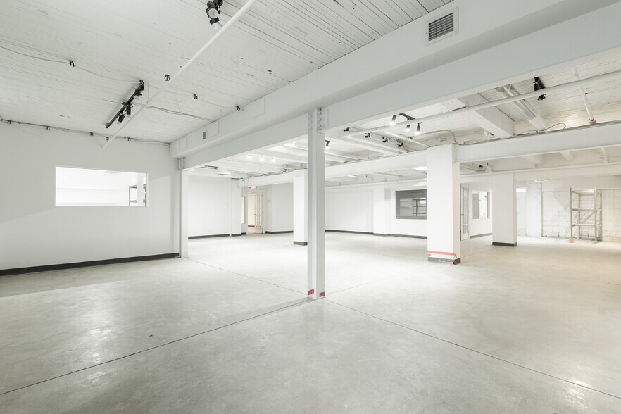 More Photos Of 4215 Rue D'iberville, Montréal Office For Lease