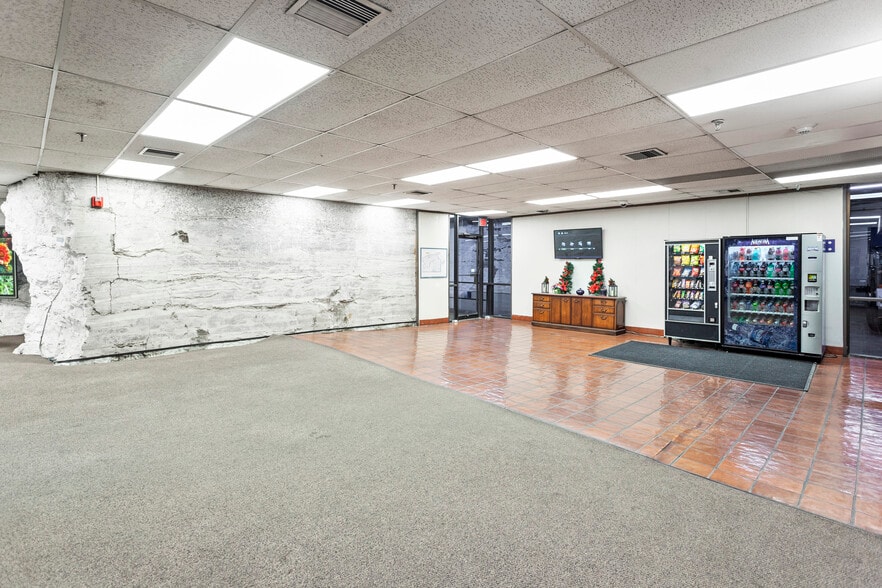 More Photos Of 3101-3150 Mercier St, Kansas City Warehouse For Lease