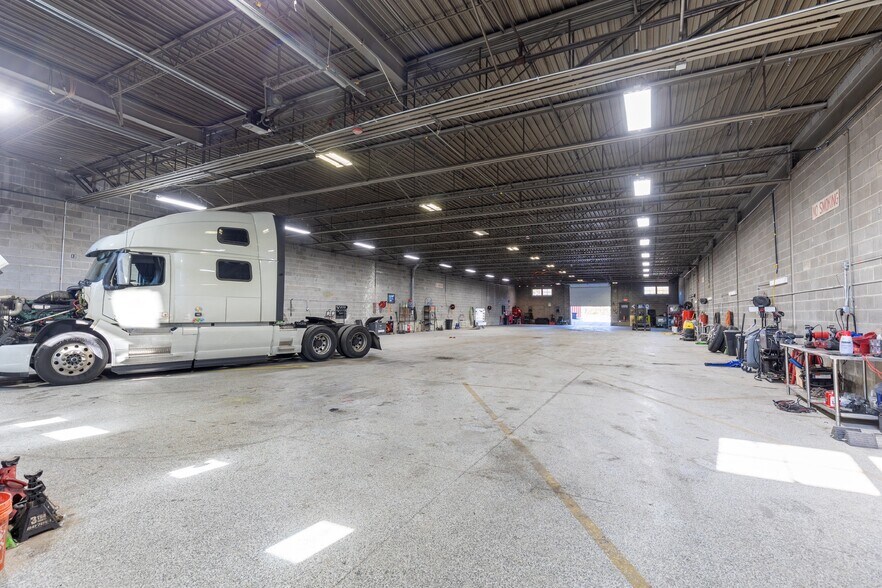More Photos Of 929 Childs St, Wheaton Warehouse For Lease