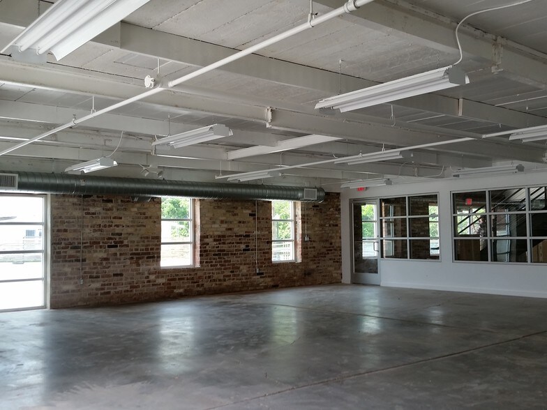 More Photos Of 916 Bryan Ave, Fort Worth Loft Creative Space For Lease