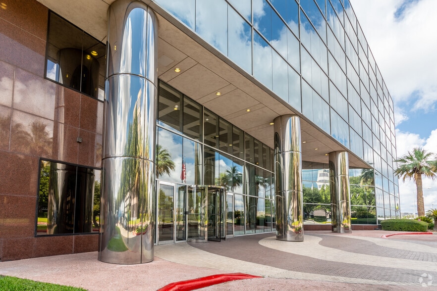 More Photos Of 10100 Reunion Pl, San Antonio Office For Sale