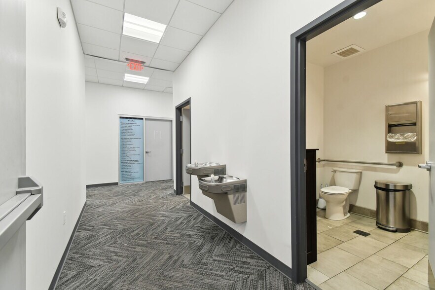 More Photos Of 924 Hale Ave, Brooksville Office For Sale