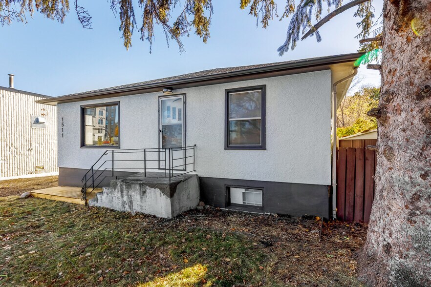 More Photos Of 1507 20 Av NW, Calgary Freestanding For Sale