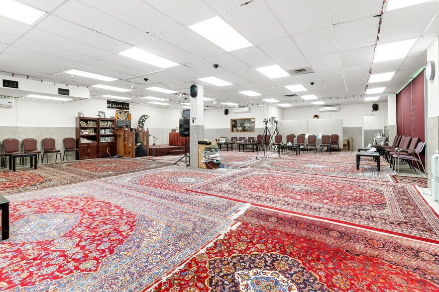 More Photos Of 8270 Av Mountain Sights, Montréal Office For Sale