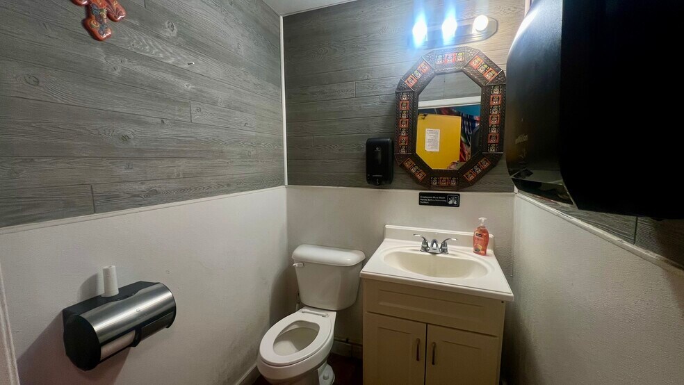 More Photos Of 403 N Jefferson St, La Grange Restaurant For Lease