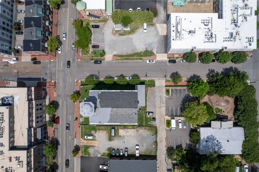 More Photos Of 2000 E Broad St, Richmond General Retail For Sale