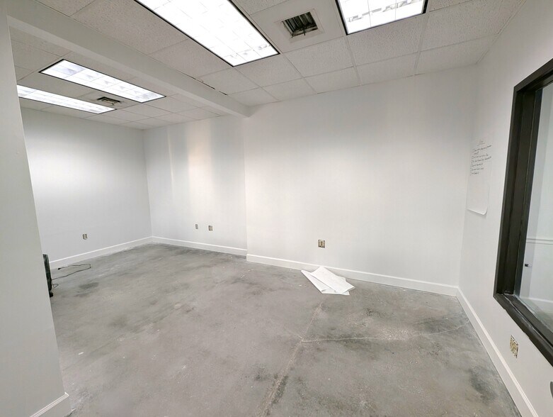 More Photos Of 901 N Missouri Ave, Largo Freestanding For Lease