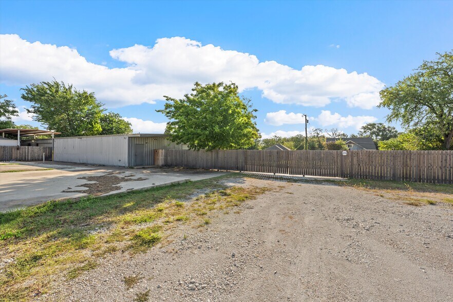 More Photos Of 200 N Lacy Dr, Waco Warehouse For Lease