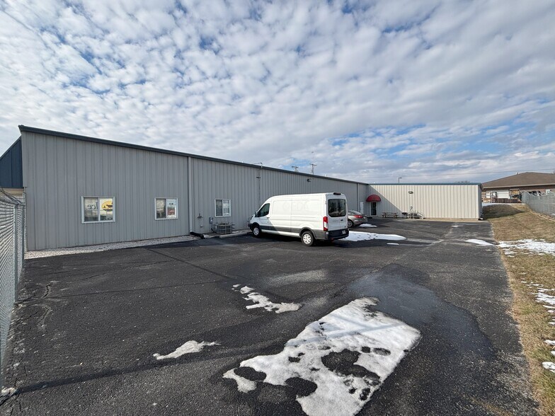 More Photos Of 4331 W CALHOUN St, Springfield Industrial For Lease