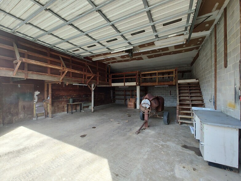 More Photos Of 24380 Hollywood Rd, Hollywood Flex For Lease