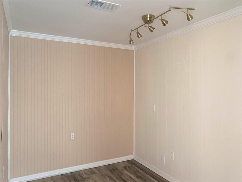 More Photos Of 131 Lakeview Church Rd, Cochran Freestanding For Lease