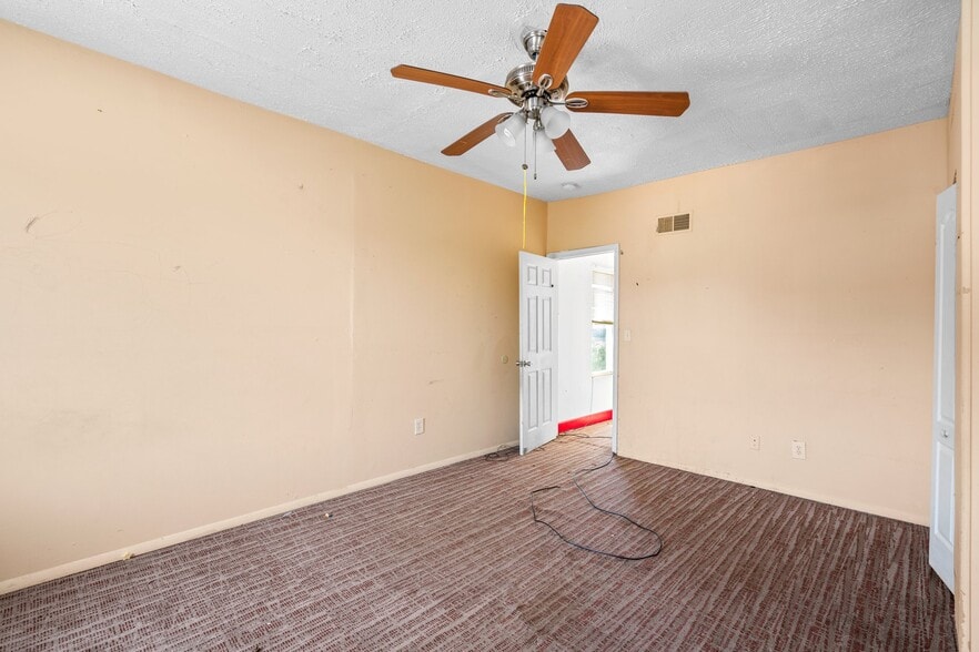 More Photos Of 2800 Huntingdon Ave, Baltimore Storefront Retail Residential For Lease