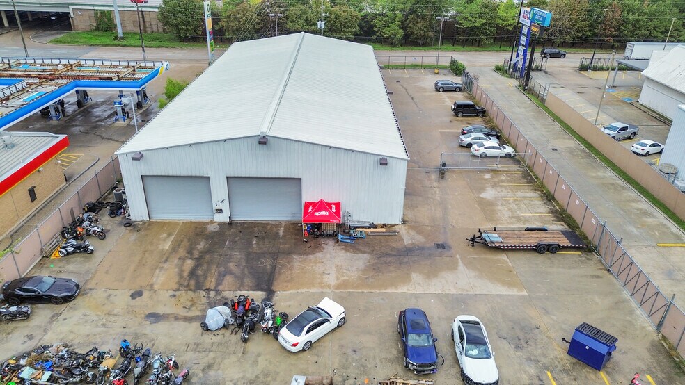 More Photos Of 14902 N Fwy Service Rd, Houston Freestanding For Lease