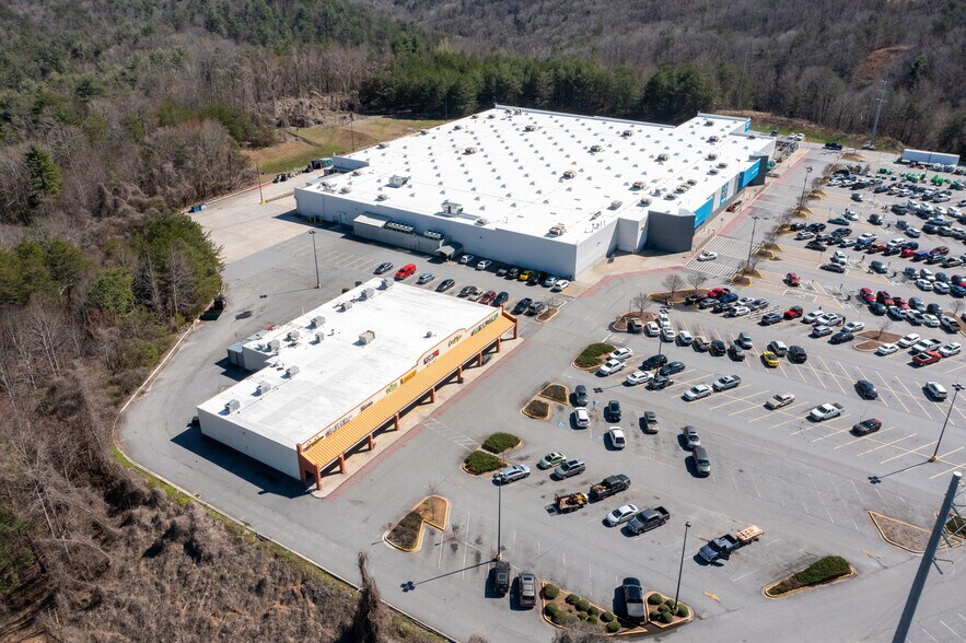 More Photos Of 400 Wal-Mart Way, Dahlonega Storefront For Lease