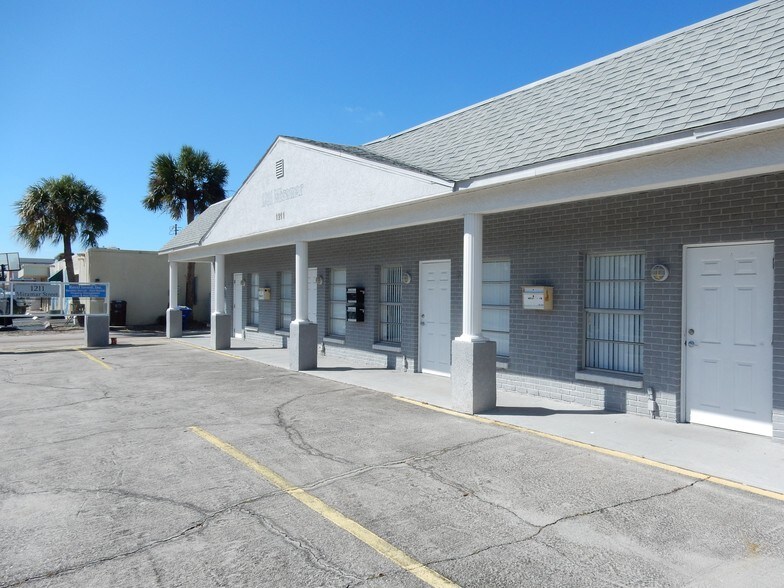 More Photos Of 1211 Miramar St, Cape Coral Office For Sale