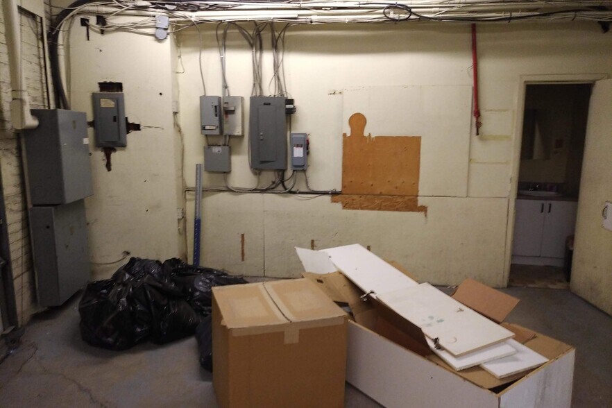 More Photos Of 1808 Rue William, Montréal Service For Lease