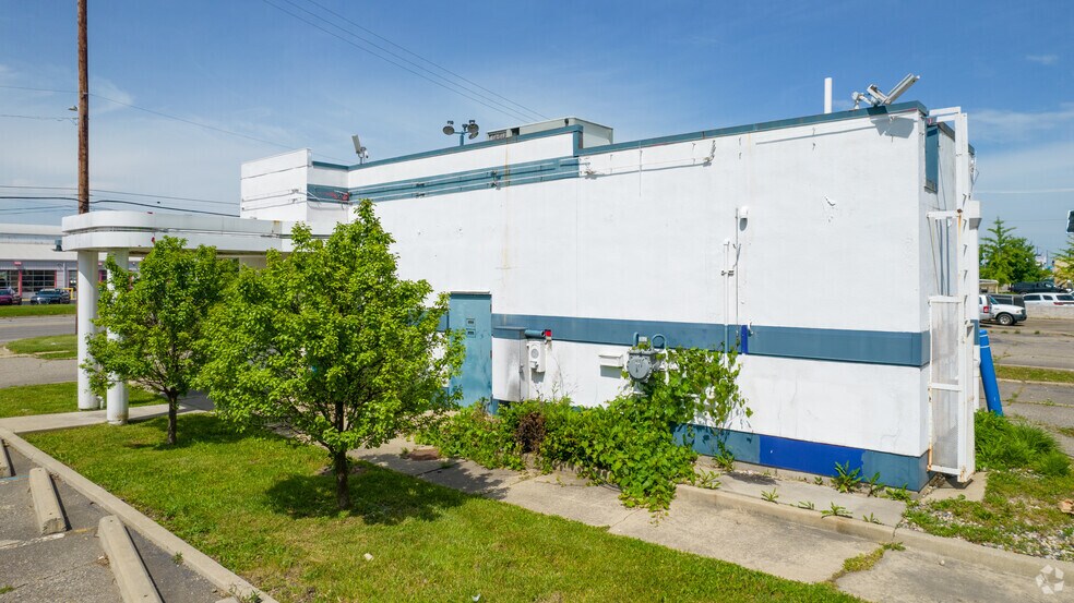 More Photos Of 2299 Elizabeth Lake Rd, Waterford Fast Food For Lease
