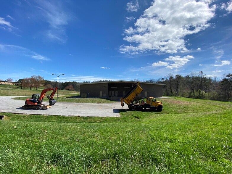 Primary Photo Of 219 Commercial Hill Dr, Hendersonville Warehouse For Lease