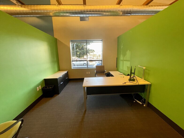 More Photos Of 2200 NW Savier St, Portland Flex For Lease