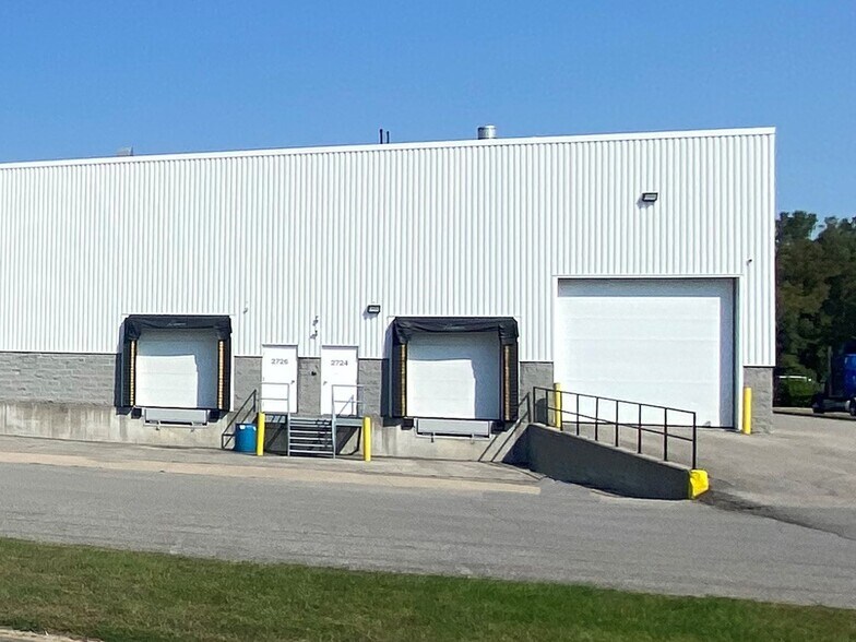 More Photos Of 2724-2738 Rue Étienne-Lenoir, Laval Warehouse For Lease