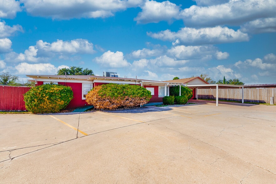 More Photos Of 1005 Austin St, Midland Storefront For Sale