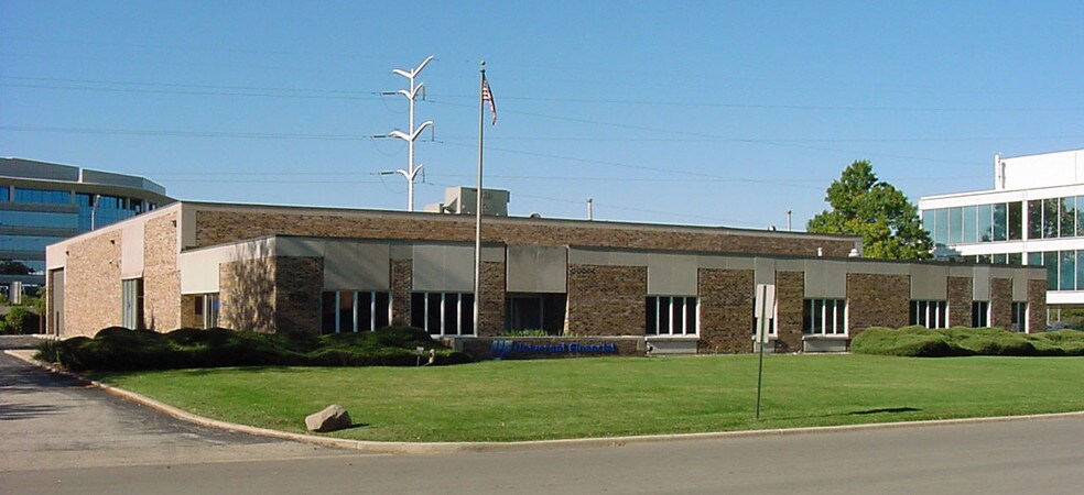 Primary Photo Of 620 Enterprise Dr, Oak Brook Light Distribution For Lease